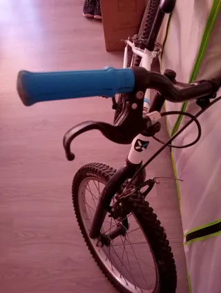 Bicicleta B'TWIN blanca 6-9 años