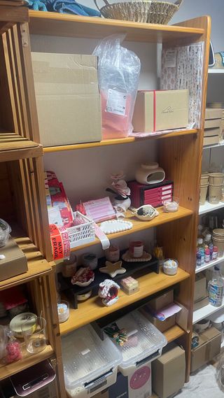 Estantería grande de madera