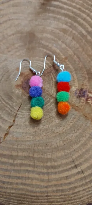Orecchini pompon colorati.