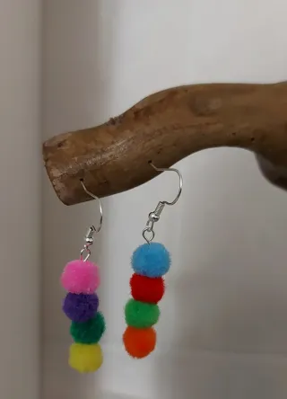 Orecchini pompon colorati.
