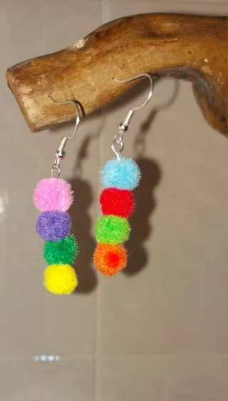 Orecchini pompon colorati.