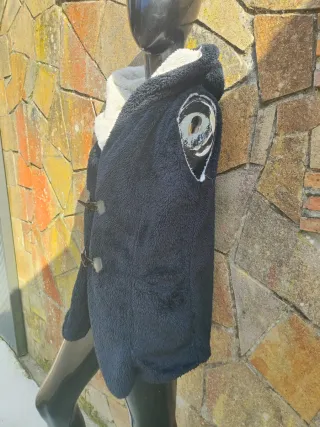 Chaleco negro pelo suave con capucha