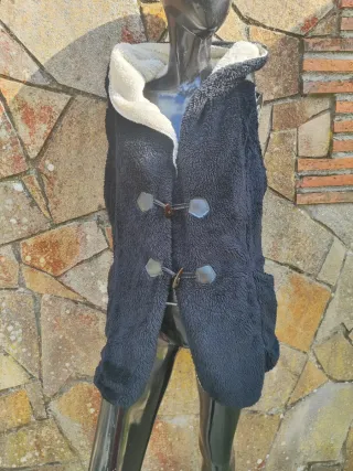 Chaleco negro pelo suave con capucha