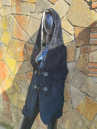Chaleco negro pelo suave con capucha