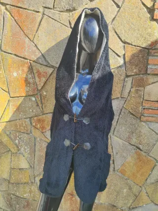 Chaleco negro pelo suave con capucha