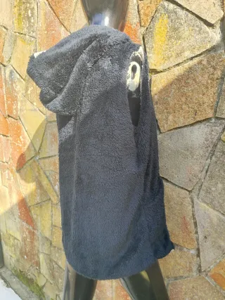 Chaleco negro pelo suave con capucha