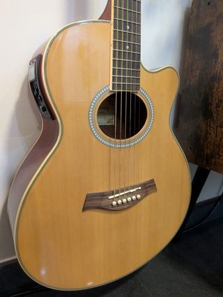 Chitarra elettroacustica Academy