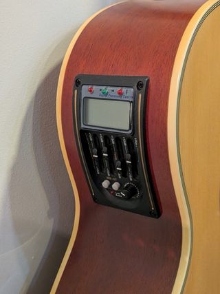 Chitarra elettroacustica Academy