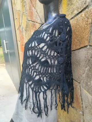 Poncho negro estilo boho con flecos