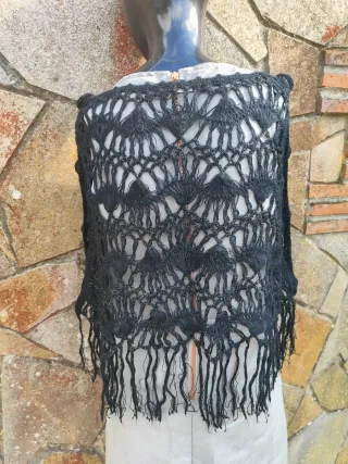 Poncho negro estilo boho con flecos