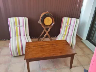 Lámpara de mesa trípode y mesa auxiliar