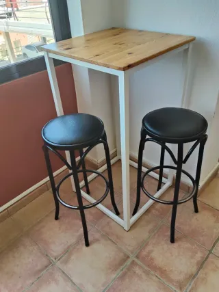 Lámpara de mesa trípode y mesa auxiliar