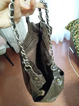 Bolso marrón con cadena dorada