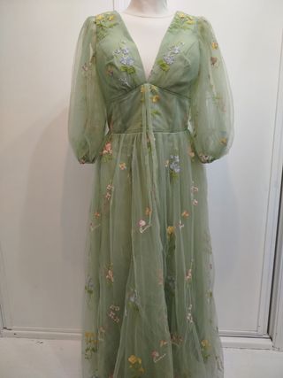 Vestido verde con flores y mariposas