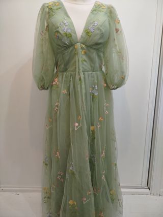Vestido verde con flores y mariposas