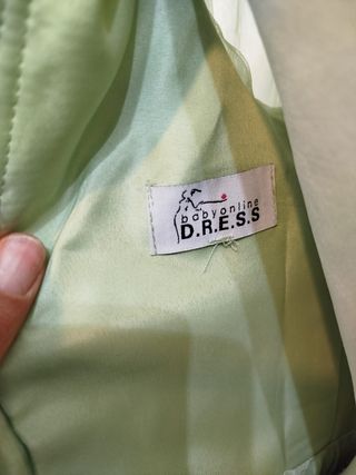 Vestido verde con flores y mariposas