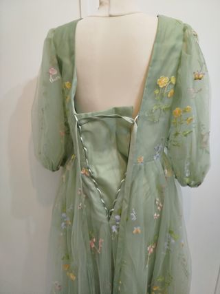 Vestido verde con flores y mariposas