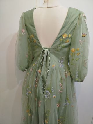 Vestido verde con flores y mariposas