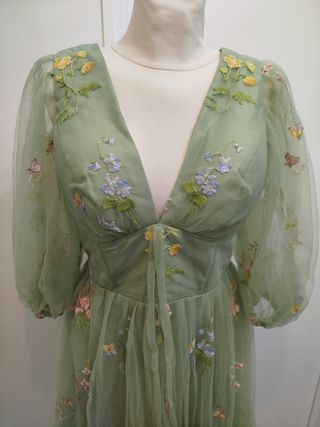 Vestido verde con flores y mariposas