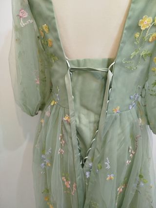 Vestido verde con flores y mariposas