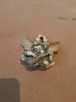 4 artículos-Botella, cenicero, querubines y jarra.