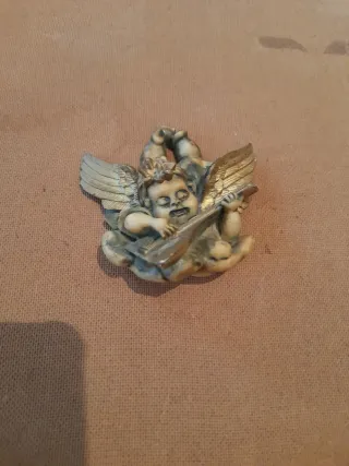 4 artículos-Botella, cenicero, querubines y jarra.