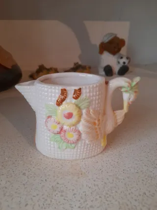 4 artículos-Botella, cenicero, querubines y jarra.