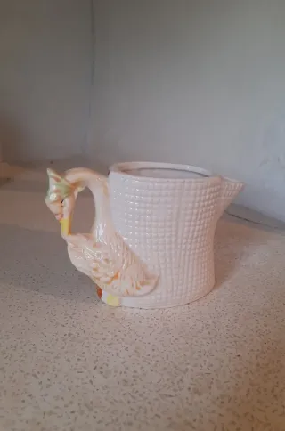 4 artículos-Botella, cenicero, querubines y jarra.