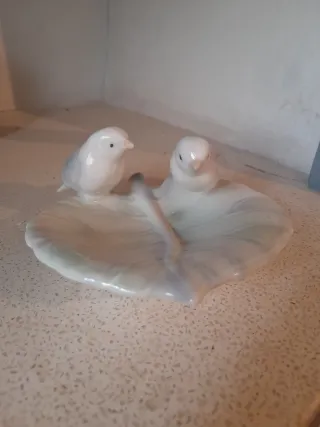 4 artículos-Botella, cenicero, querubines y jarra.