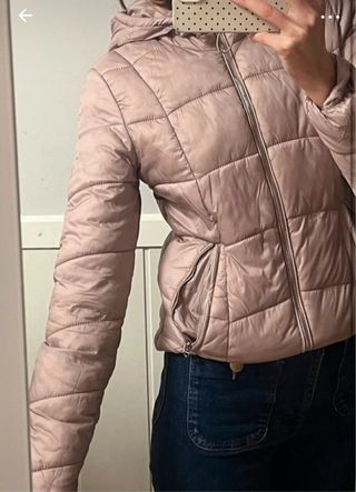 Plumas rosa acolchado con capucha