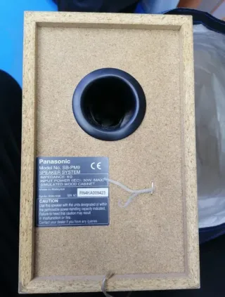 Altavoces Panasonic Marrones y Blancos