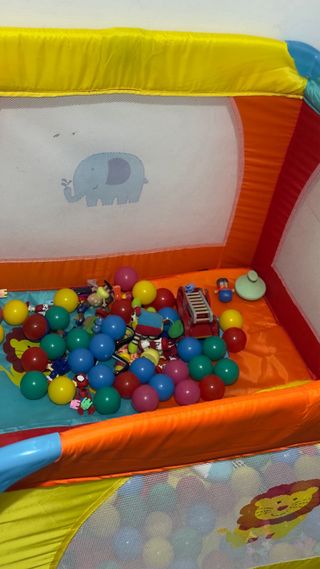 Parque infantil con pelotas