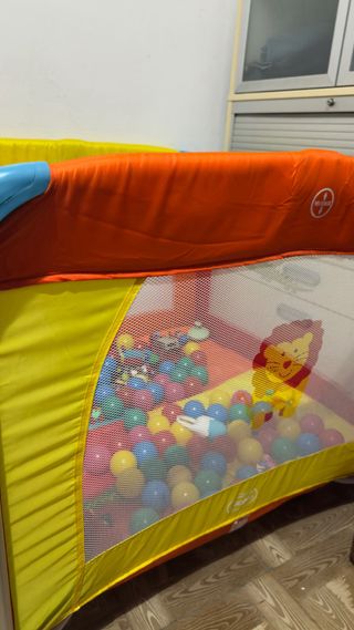 Parque infantil con pelotas