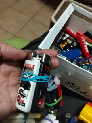 Lotto di 100 accendini vintage