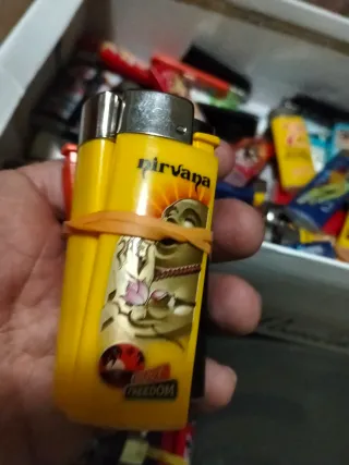 Lotto di 100 accendini vintage