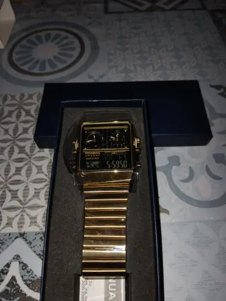 Reloj de hombre dorado y negro