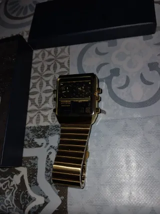 Reloj de hombre dorado y negro