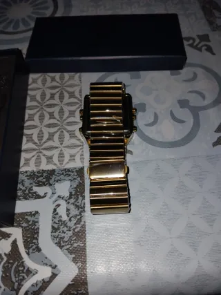 Reloj de hombre dorado y negro