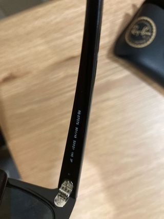 Gafas Ray-Ban Negro + estuche de cuero negro.