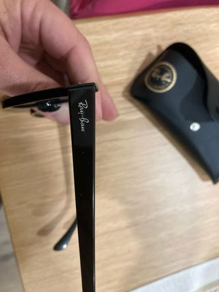 Gafas Ray-Ban Negro + estuche de cuero negro.