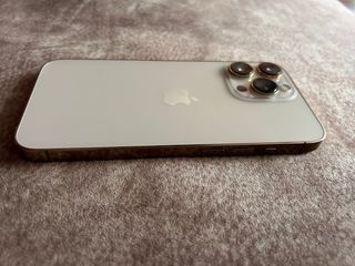 iPhone 13 Pro Dorado con 3 Fundas