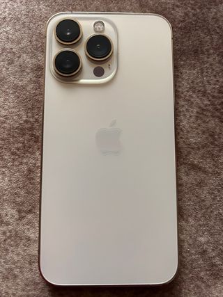 iPhone 13 Pro Dorado con 3 Fundas