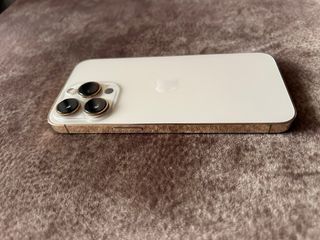 iPhone 13 Pro Dorado con 3 Fundas