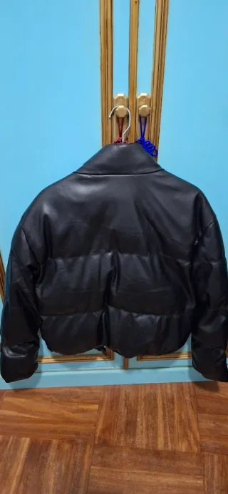 Cazadora acolchada efecto piel