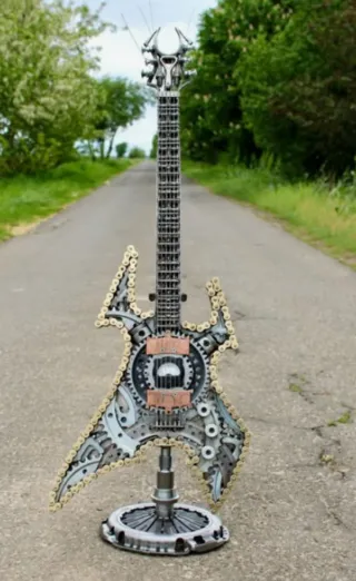 Escultura de Guitarra de Metal
