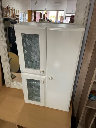 Mueble de baño blanco con puertas de cristal
