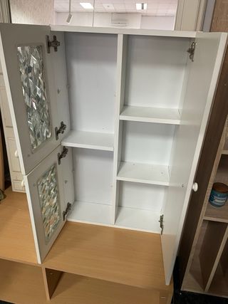 Mueble de baño blanco con puertas de cristal