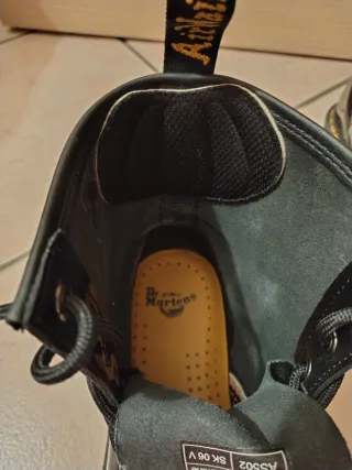 Stivaletti Dr. Martens neri lucidi.