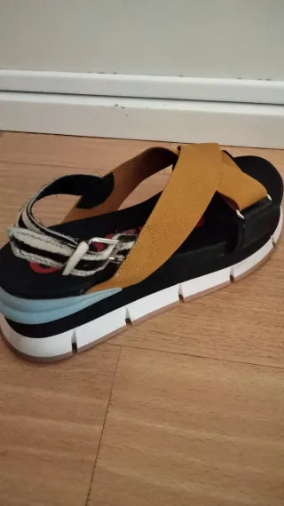 Sandalias Gioseppo negras y amarillas