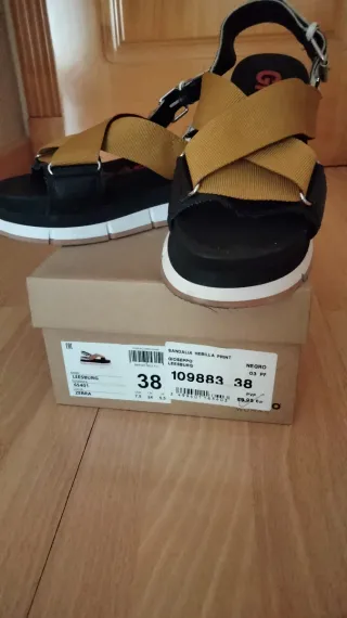 Sandalias Gioseppo negras y amarillas